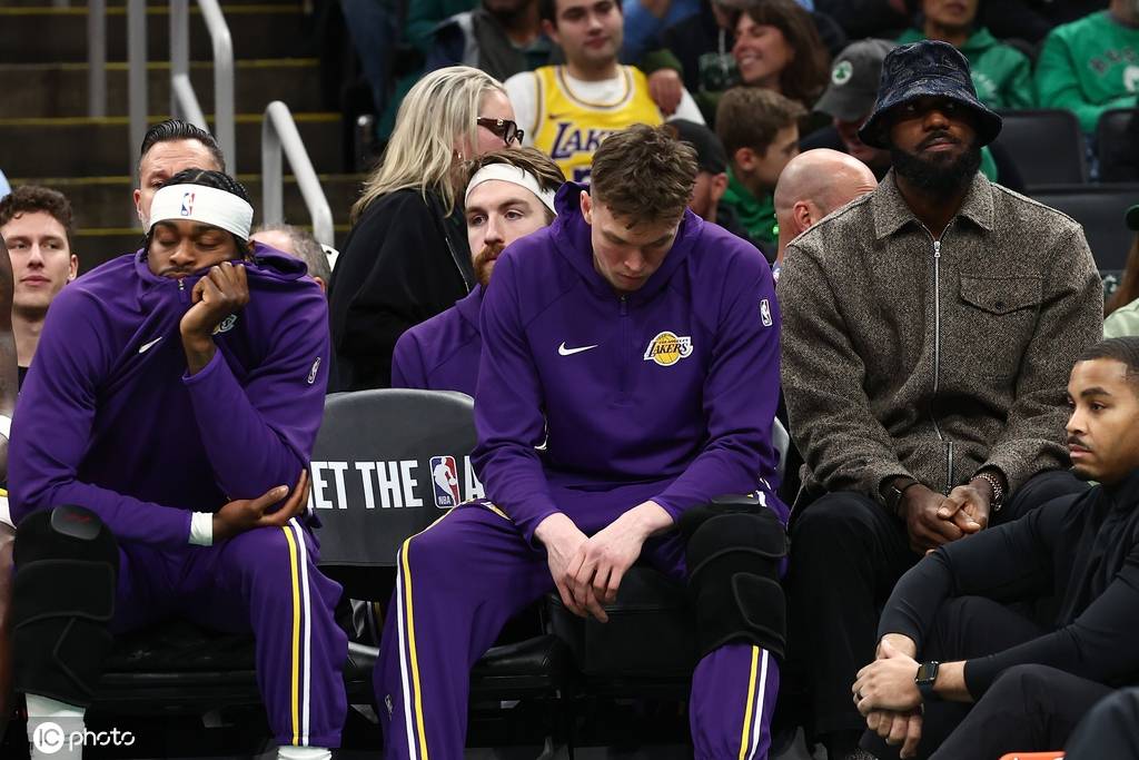 黄绿宿敌之战沦为一边倒 光杆里夫斯遭无眉侠阻击